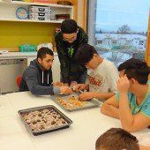 Schüler backten mit Flüchtlingen