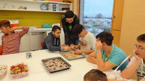 Schüler und Flüchtlinge waren mit viel Freude dabei.