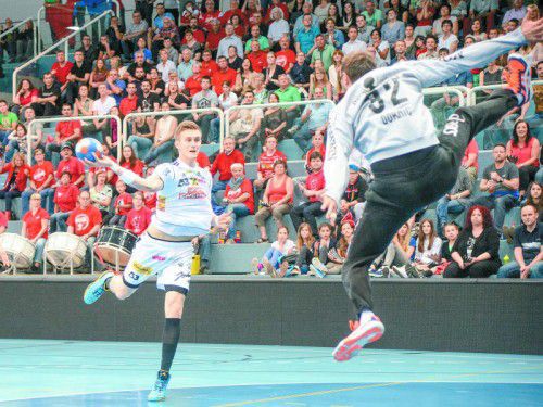 So soll es sein: Hard-Goalie Golub Doknic will mit seinen Paraden den Fivers-Spielern (im Bild Nikola Bilyk) den Zahn ziehen.