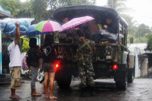 Soldaten helfen Philippinern, ein Evakuierungszentrum in der Stadt Legazpi City, Provinz Albay, zu erreichen.