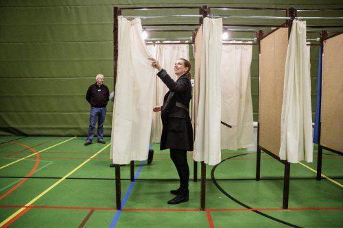 Sozialdemokraten-Chefin Mette Frederikson betritt die Wahlkabine.