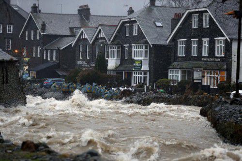 Sturm „Frank“ fegt über Großbritannien: Sandsäcke halten das Hochwasser im englischen Ullswater zurück.