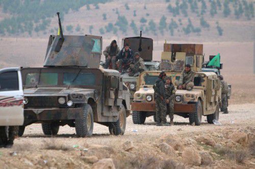 Syrische Streitkräfte südlich von Kobane: Der IS sieht sich an allen Fronten in die Defensive gedrängt.