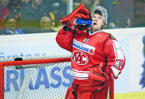 Verletzung im Training: KAC-Torhüter Pekka Tuokkola.
