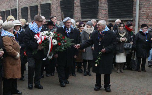 Auschwitz-Überlebende legten auf dem Gelände des ehemaligen Vernichtungslagers Blumen nieder.  