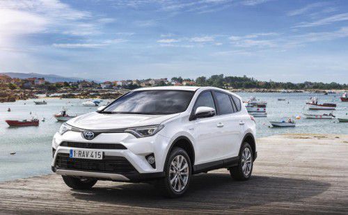 Das Kompakt-SUV Toyota RAV4 gibt es ab März erstmals auch mit Hybridantrieb und 197 PS Systemleistung.