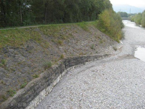 Der Frutzdamm wird mit Dichtwänden verstärkt.