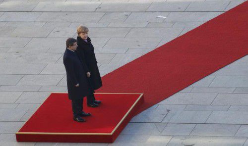Die deutsche Kanzlerin Merkel empfing den türkischen Ministerpräsidenten Davutoglu in Berlin mit militärischen Ehren. 