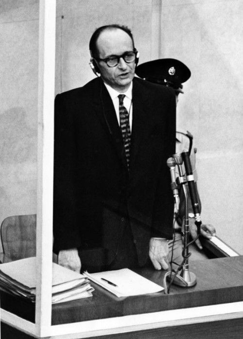 Dieses Foto zeigt Eichmann 1961 vor Gericht.
