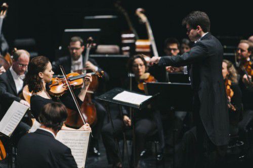 Dirigent Lahav Shani und Stargeigerin Hilary Hahn mit den Wiener Symphonikern in Bregenz.