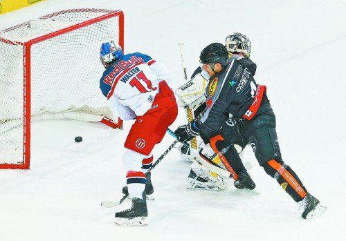 Dornbirn-Verteidiger Nick Crawford muss auf der Hut sein: Ben Walter und Co. haben von den letzen elf Spielen nur eines verloren.