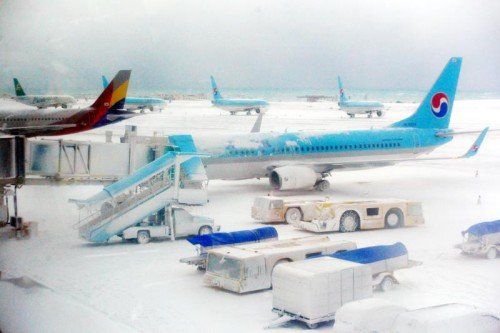 Eis und Schnee haben den Flughafen der südkoreanischen Ferieninsel Jeju im Griff. Tausende Menschen saßen auf der Insel fest.