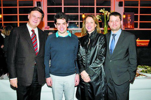 Erster Konzertmeister Florian Zwiauer (l.), Dirigent Lahav Shani, Judith Reichart und GF Johannes Neubert (Wr. Symphoniker).