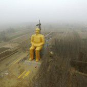 Goldenes Denkmal inmitten von Getreidefeldern
