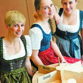 Schülerinnen lieben und präsentieren den Käse