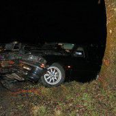 Pkw krachte frontal gegen einen Baum
