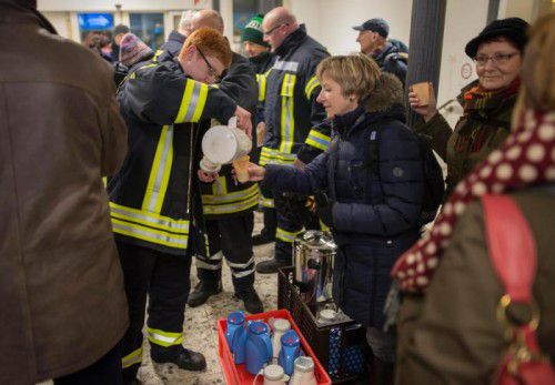 Helfer von Bahn und Rotem Kreuz versorgten die gestrandeten Passagiere mit heißen Getränken.