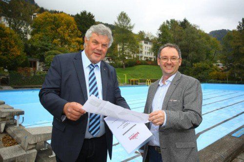 Im Oktober wurden die Sanierungspläne präsentiert - jetzt kehrt GF Martin Scherl (r.) dem Bad den Rücken zu.