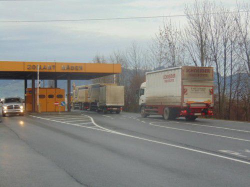 Im Sommer wird beim Zollamt Mäder täglich mit 840 Lkw gerechnet. Für dieses Mehr an Verkehr braucht es eine temporäre Lösung.