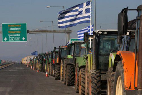 Im Streik gegen Pensionskürzungen und Steuererhöhungen errichten griechische Bauern Straßensperren.