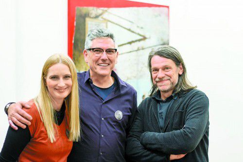 Jasmine Messerle und Sigi Ramoser (Sägenvier) mit dem Künstler Erich Wiesmüller.