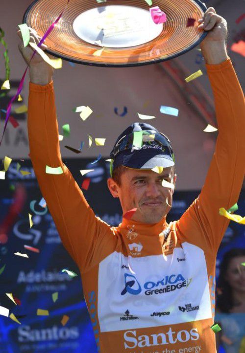 Lokalmatador Simon Gerrans mit der Siegertrophäe.