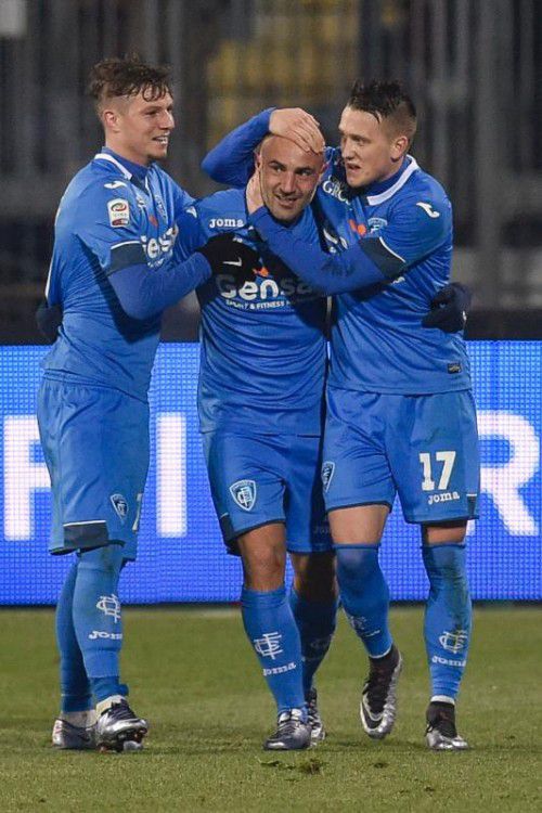 Marcel Büchel (l.) jubelt mit Torschütze Massimo Maccarone.