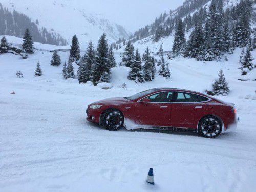 Mit über 700 PS im Tiefschnee: Die VN haben den Tesla Model S einem Härtetest unterzogen.