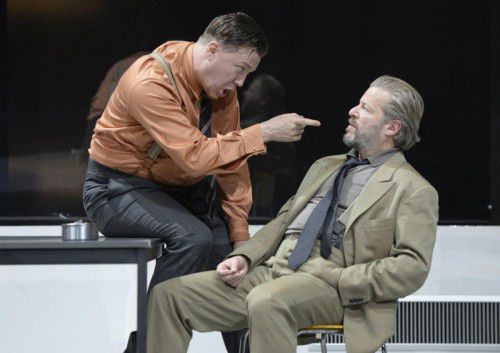 Nicholas Ofczarek und Roland Koch in „Diese Geschichte von Ihnen“ am Akademietheater.