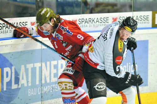 Nick Palmieri und Jonathan D’Aversa auf der Suche nach dem Puck – heute gibt es in Bozen ein Wiedersehen.