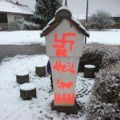 Hakenkreuz auf Marterl in Mäder