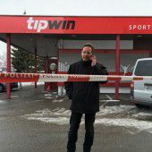 Bewaffneter Räuber bediente sich aus Kassa in Wettbüro