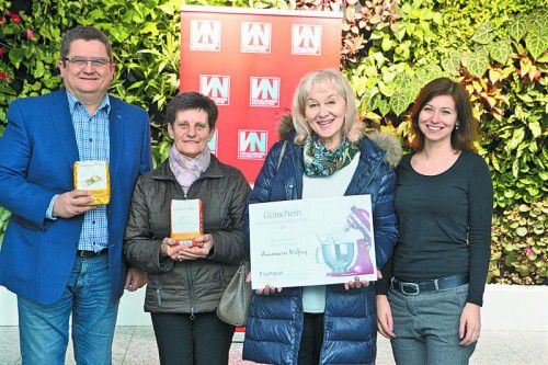 V. l.: Franz Rhomberg, GF Vorarlberger Mehl, Gewinnerinnen Mathilde Häusle und Annemarie Wilfing, Nadja Mauser von Russmedia.