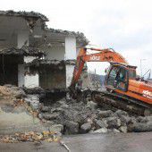 Bagger bereiten den Baustart in Lochau vor