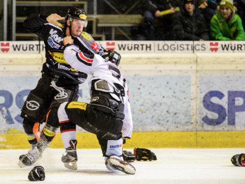 Wehe, wenn James Livingston wütend wird. Znojmos Jakub Stehlik bekommt den Zorn des Dornbirn-Stürmers zu spüren.