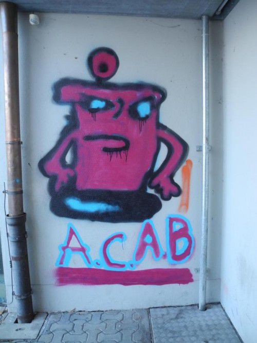 Wer sprühte dieses „Kunstwerk“ an die Wand?