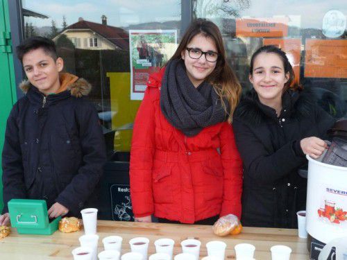 Zahlreiche Schüler halfen freiwillig beim Teeverkauf.