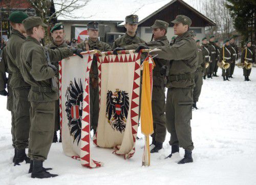 650 Soldaten marschieren ins WM-Stadion von St. Anton. 
