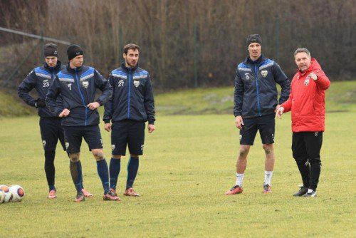 Altach-Trainer Damir Canadi (rechts) gibt den Weg vor. Für das Heimspiel gegen Sturm haben er und die Spieler Benedikt Zech, Andreas Lienhart, Christian Schilling und Philipp Netzer (v. l.) einen Dreier eingeplant.
