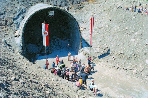 Am 5. Juli 1974 wurde der Arlbergtunnel-Ausstich mit einem großen Festakt gefeiert. Am 1. Dezember 1978 erfolgte dann die Verkehrsfreigabe.