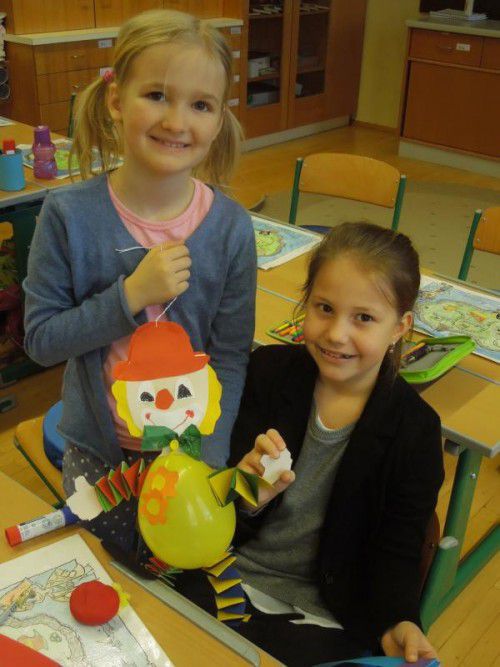 Amy und Carina zeigen stolz ihren ersten Clown.