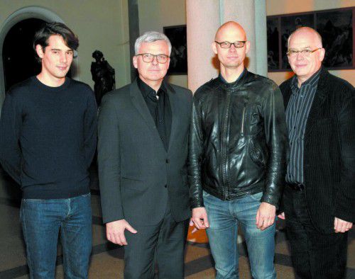 Ausstatter Davy van Gerven (l.) mit Regisseur Markus Trabusch sowie Toomas Täht und Dramaturg Dirk Olaf Hanke.