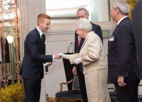 Ein Handshake mit einer Legende: Im Februar 2016 traf Christoph Schrottenbaum die Queen bei einer Preisverleihung im Claridge’s-Hotel in London.  Archiv