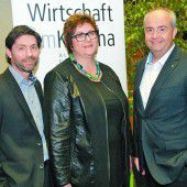 Strahlende Gesichter bei Gewinnübergabe