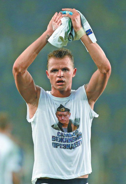 Das Shirt von Dmitri Tarasow zeigt das Konterfei von Putin mit pikanter Aufschrift darunter. Der Klub reagierte mit einer Disziplinarstrafe.