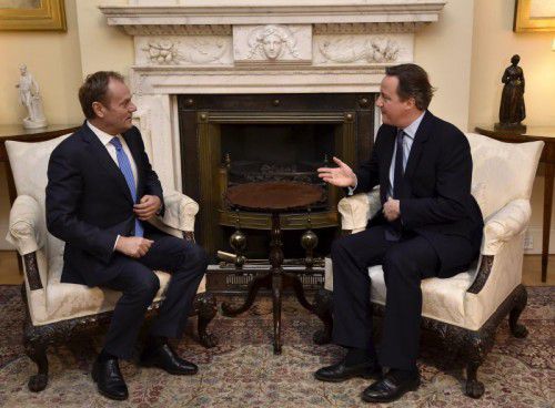 Der britische Premierminister Cameron (rechts) verhandelt mit EU-Ratspräsident Tusk über die EU-Reform.