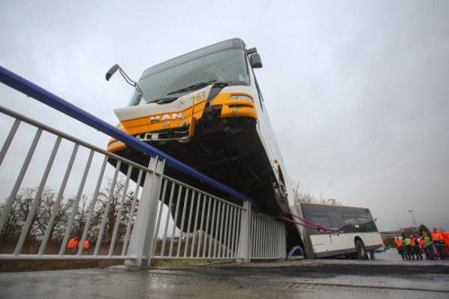 Der Bus ist auf einem Brückengeländer zum Stehen gekommen.