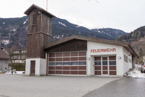 Neben dem alten Vandanser Feuerwehrhaus soll bald eine Systemhalle entstehen. Alexander Stoiser