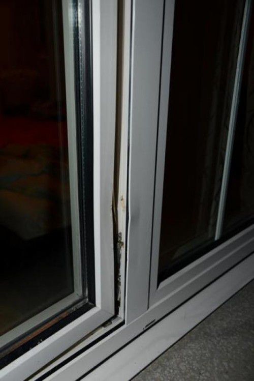 Der oder die Täter brachen dieses Fenster auf.