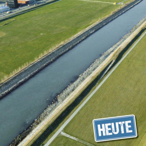Der Rhein südlich der Widnauer Brücke Richtung Bodensee: Gegenwart, Planung, Vision. Per Flugblatt werben die Umweltgruppen für die Vision.